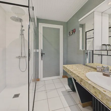 Holiday home Maison Pour 10 Avec Grand Jardin A 250m De La Louannec
